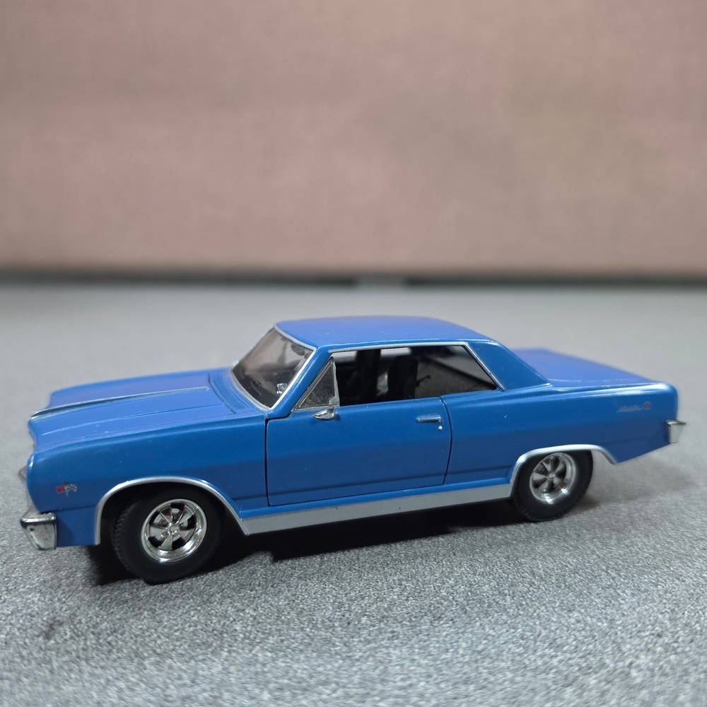 Maisto 1965 Chevrolet Malibu SS Diecast Car 1:24 Blue Good Muscle Car